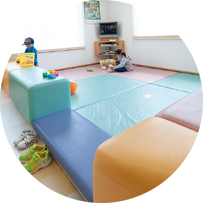 キッズコーナー - Coffee Table (400x400)