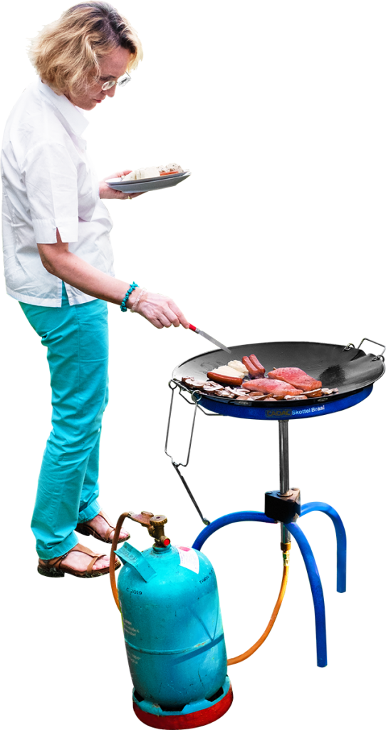 Is Grilling Salmon And Sausages - People Grilling Png (542x1024)