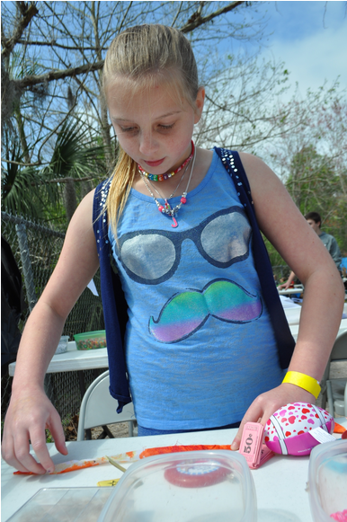 Joei Friese, 10, Makes A Bracelet - Vacation (870x580)