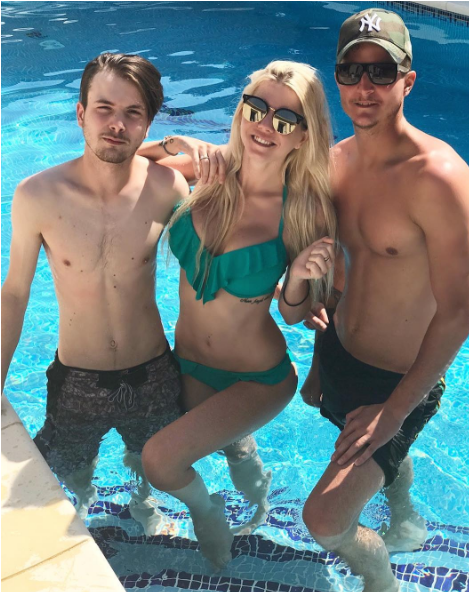 Jessica Thivenin Entourée De Ses Frères Logan Et Bradley - Frere De Jessica Thivenin (1200x630)