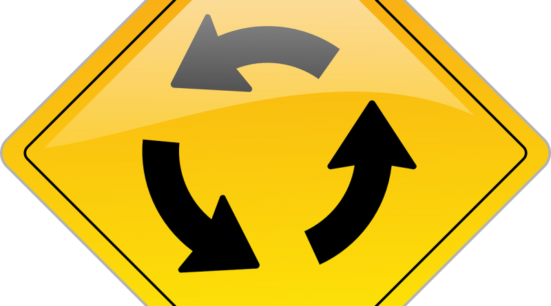 Piece By Piece - Señales De Transito Rotonda (800x445)