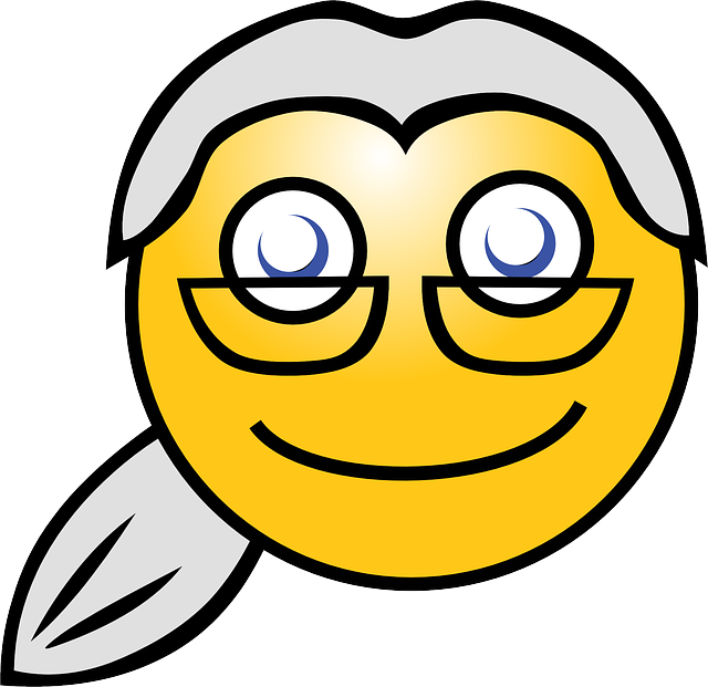 Smiley Face Old Woman (640x621)