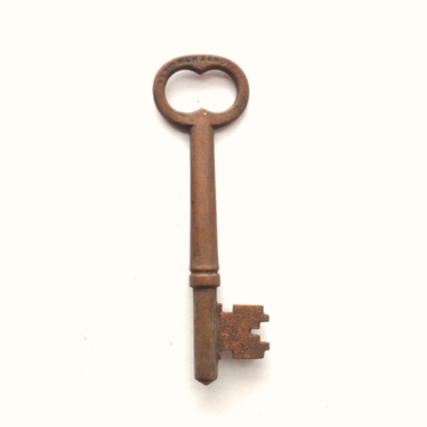 Antique Brass Barrel Skeleton Key With Notched Flag - Skeleton Key (578x577)