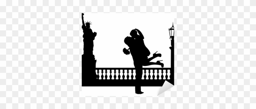 Couple In Love With Bouquet Of Flowers In New York - Couple Silhouette Nyc Png #1236912